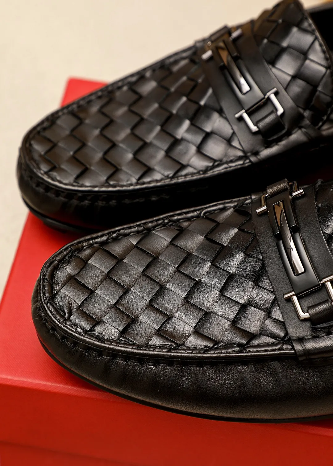 Men's shoes 💰360 💐 Product trademark: Ferragamo "Ferragamo" bean shoes Regular size: 38-44 (45.46🉑️customized) Product materials: Selected imported woven cowhide upper + classic hardware buckle, imported pig leather lining. Strong three-dimensional visual effect, original outsole color: 1⃣️color optional